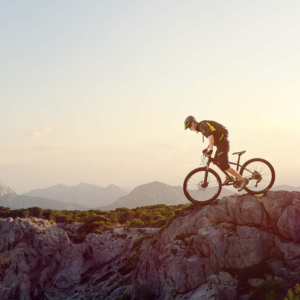 Mountainbiker fährt durch die Berge von Albanien