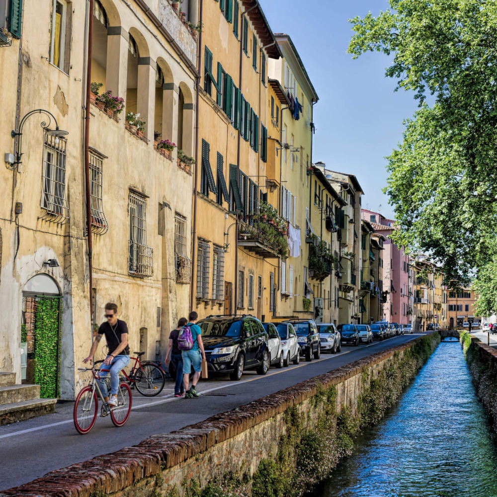 Panoramabild von einem Radweg neben einem Fluss in der Toskana