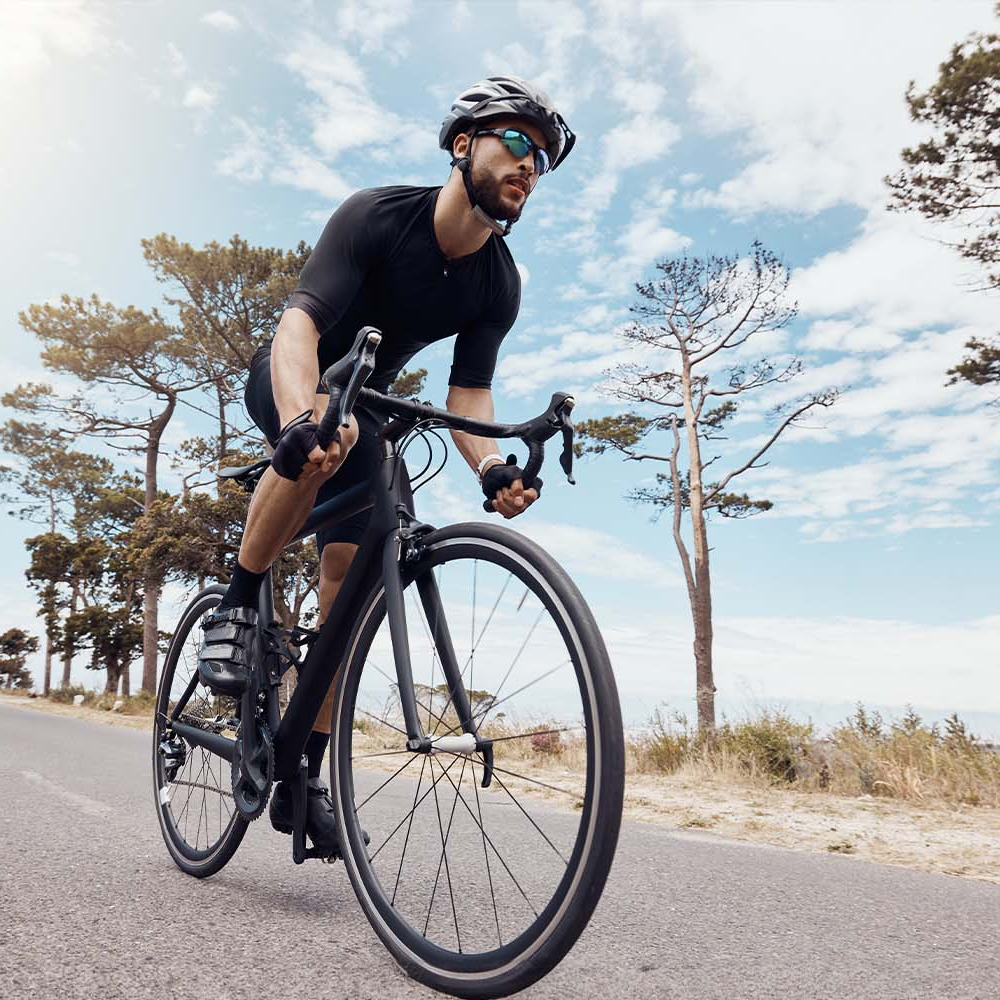 Mann fährt auf Rennrad