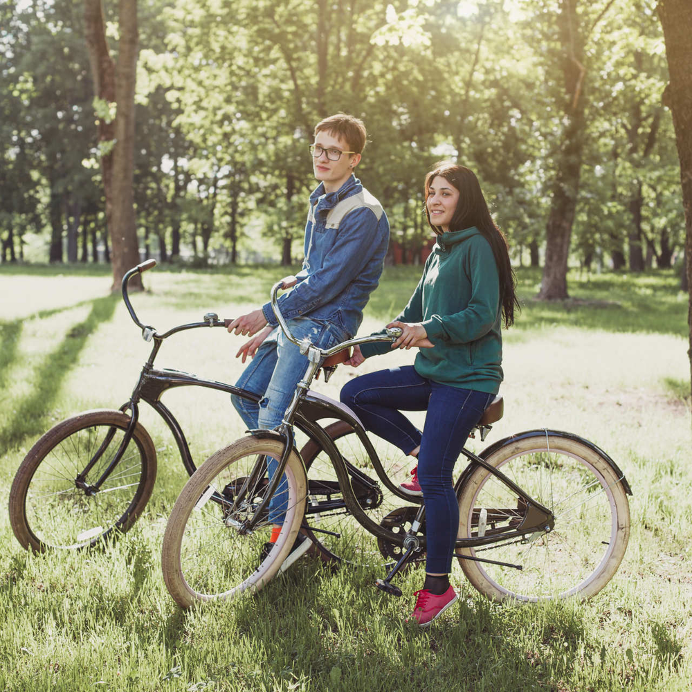 Zwei Personen mit dem Retro Bike unterwegs