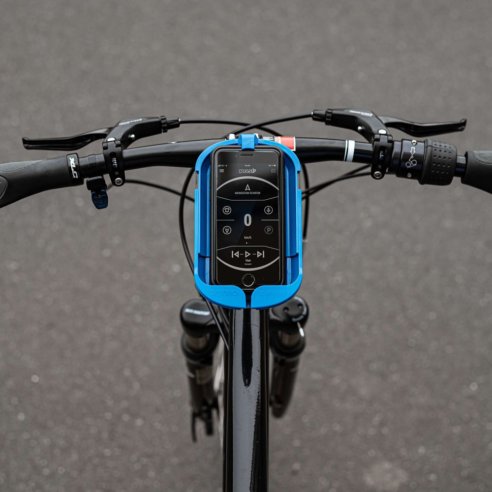 Smartphone befindet sich in einer Halterung am Fahrrad.