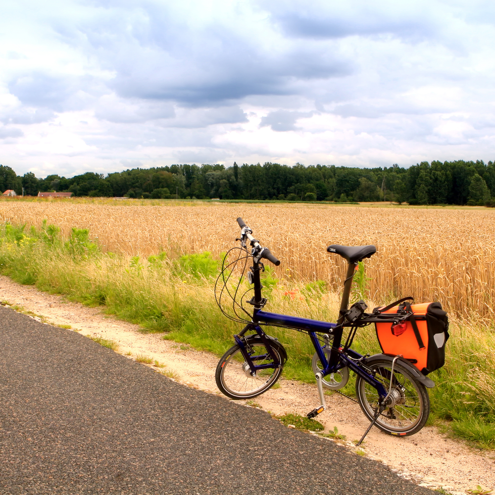 Ein Klapprad am Straßenrand an einem Feld