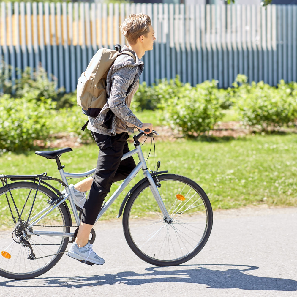 Person fährt auf einem Trekkingrad Fahrrad