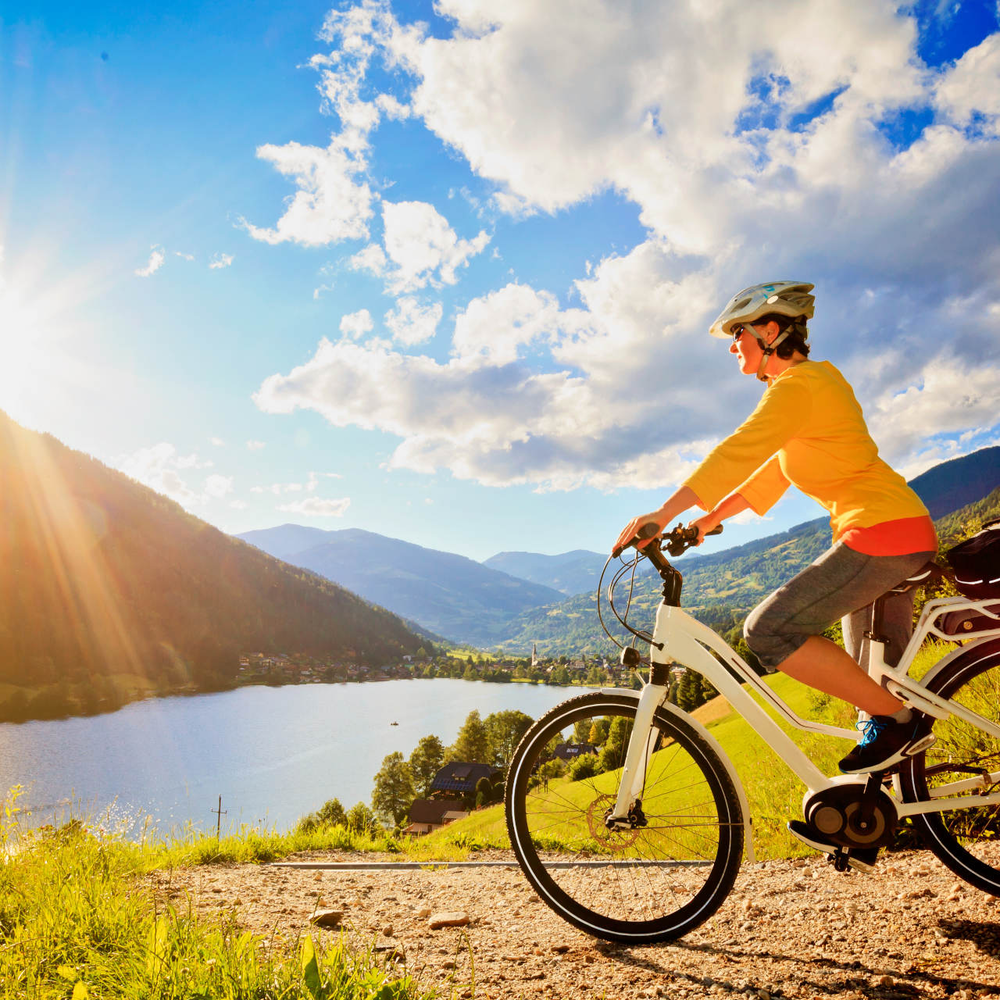 Person fährt auf einem E-Bike 