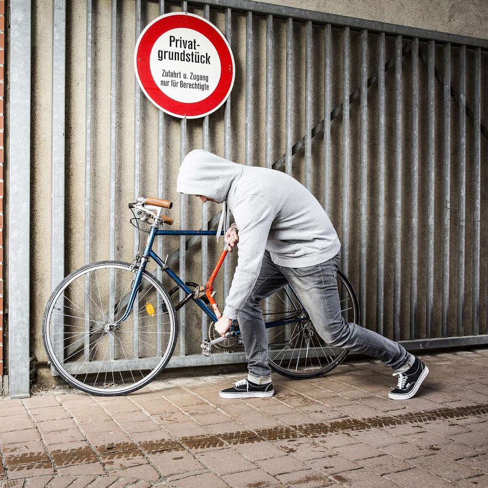 Dieb klaut Fahrrad mit Bolzenschneider