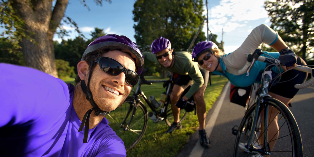 Gruppe von Fahrradfahrern macht Selfie am Straßenrand